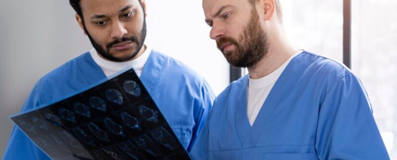 Les infirmières se préparent pour leur journée de travail. Les 10 meilleurs neurologues de Paris