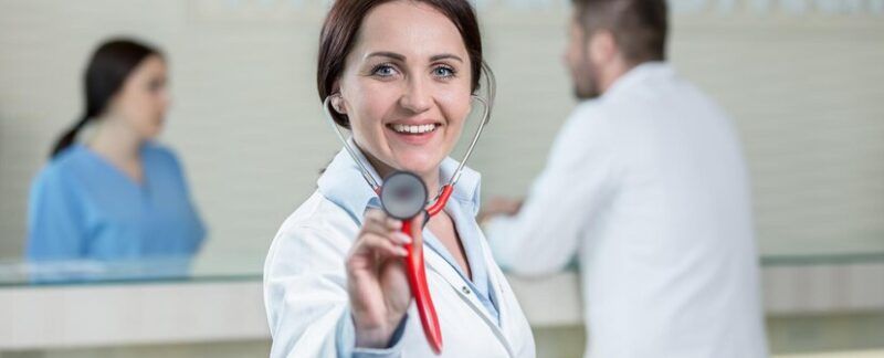 Portrait d'une femme médecin dans un couloir d'hôpital. meilleurs endocrinologues de Paris