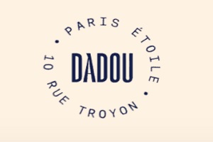 L’un des meilleurs hôtels avec piscine chauffée à Paris est Dadou Paris, logo